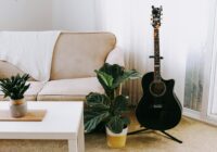 biała ława w salonie