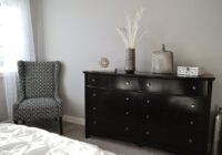 mały fotel obok komody w pokoju