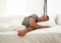 mężczyzna śpiący na materacu