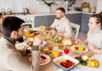 rodzinny posiłek przy stole